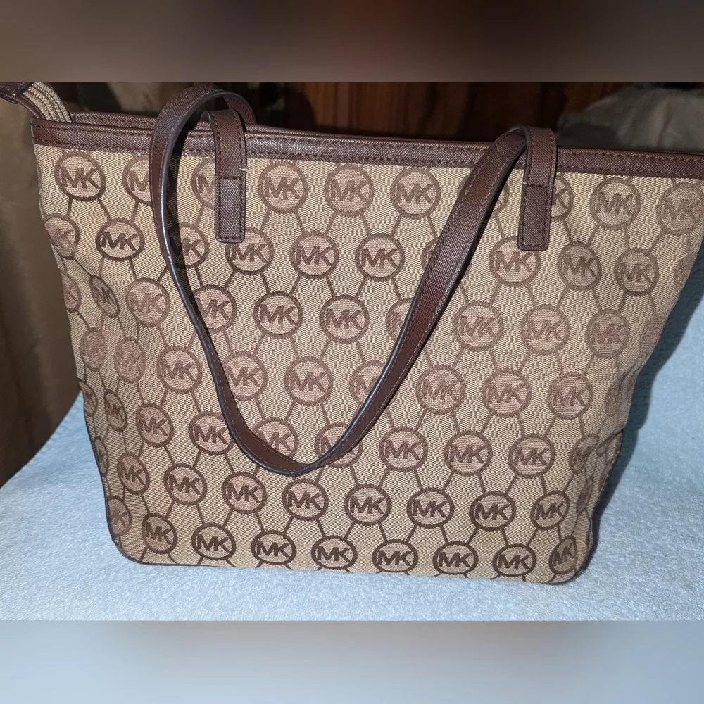 Michael Kors signature Kempton tote bag.